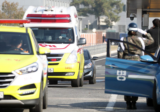 희생자 향한 헌병의 경례6일 오전 대구 공군기지에서 헌병이 독도 인근 해상 추락 헬기 탑승원의 시신을 옮기는 소방당국 차량 행렬을 향해 경례하고 있다.            연합뉴스